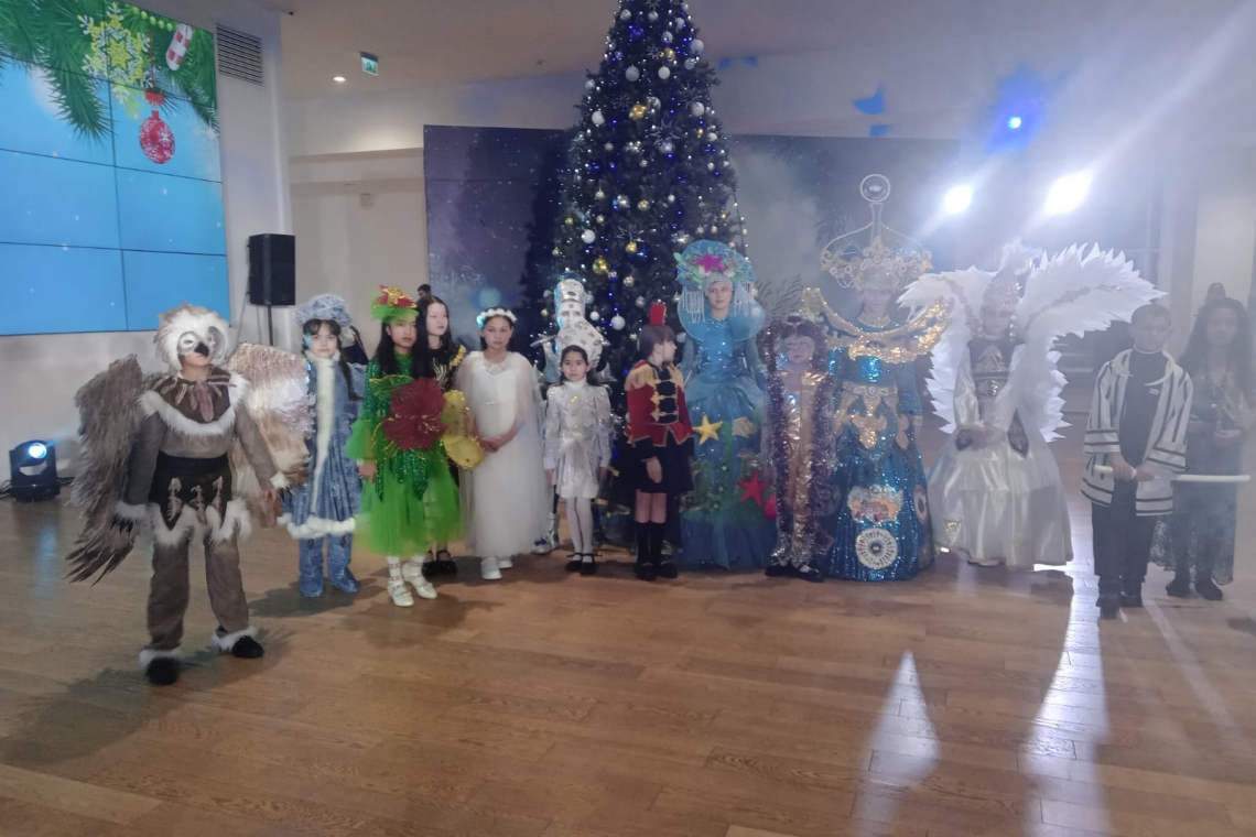 24 декабря 2024 года в г. во Дворце школьников аким СКО Гауез Нурмухамбетов поздравил юных североказахстанцев с наступающим Новым годом на праздничной елке от имени Президента страны.