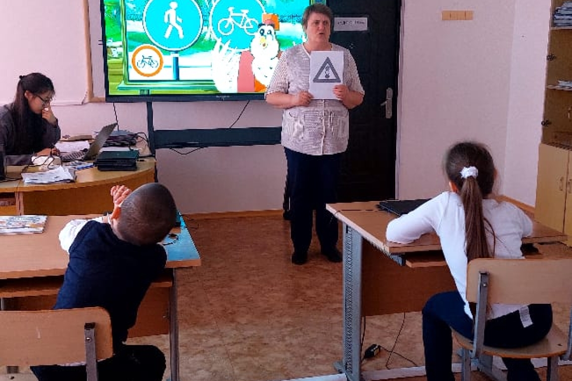 Жол бойындағы оқушылардың қауіпсіздігі аясында аға тәлімгер Сопко Т.В. алғашқы буында «Жол белгілерін біл!» мультфильмін көру шарасын өткізді. Орта буын оқушыларымен бейнеролик көрді. Велосипедпен жүру ережелерін талқылады.
